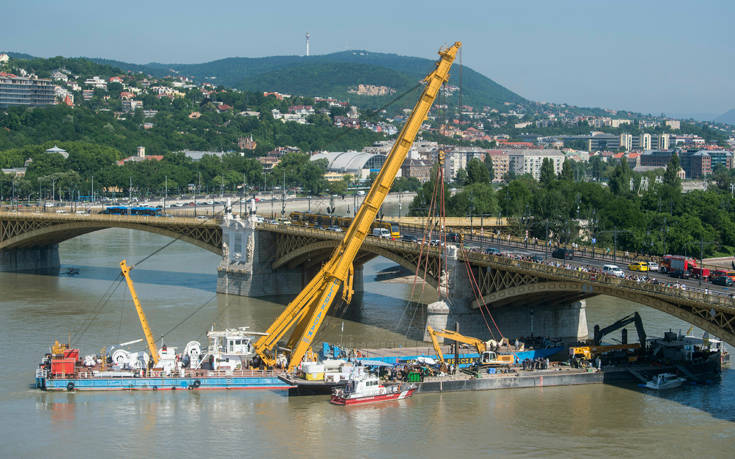 Τέσσερα πτώματα ανασύρθηκαν από το κουφάρι του πλοίου που ναυάγησε στον Δούναβη