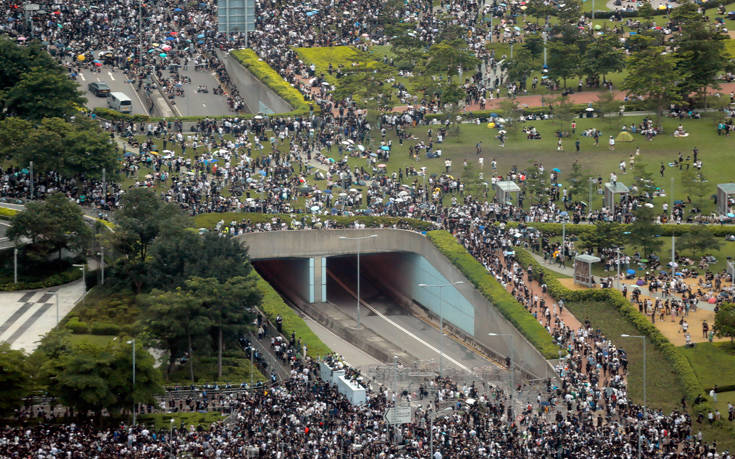 Συνεχίζονται οι μαζικές διαδηλώσεις στο Χονγκ Κονγκ, στους δρόμους δεκάδες χιλιάδες πολίτες