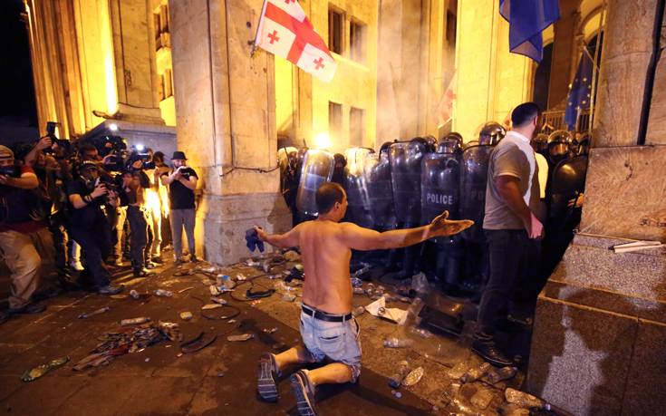 Ένταση στις σχέσεις Ρωσίας-Γεωργίας: Τραυματισμοί και συγκρούσεις έξω από το κοινοβούλιο