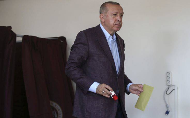 Ο αντιπρόεδρος της κυβέρνησης Ερντογάν παραιτήθηκε και ιδρύει αντίπαλο κόμμα
