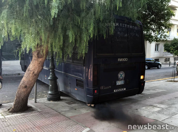 Το… ντουμάνι που βγάζει η εξάτμιση της κλούβας