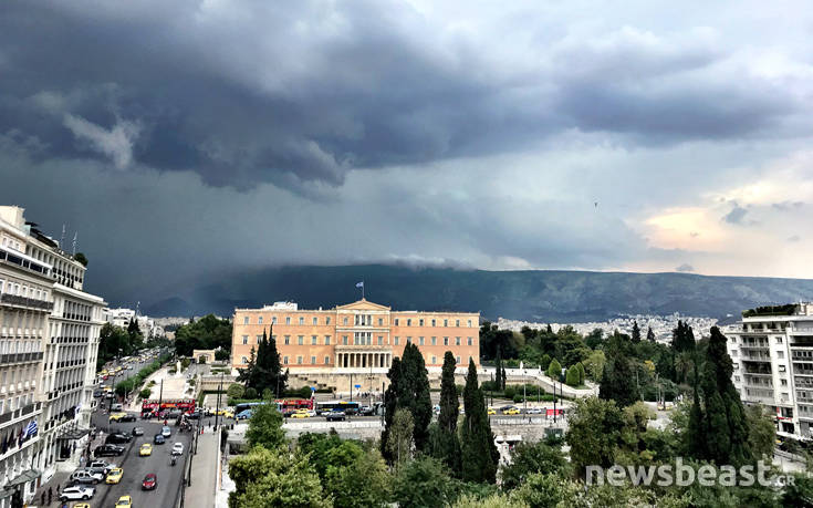 Καιρός: Σκοτείνιασε ο ουρανός στην Αττική, καταιγίδες και αστραπές και σήμερα