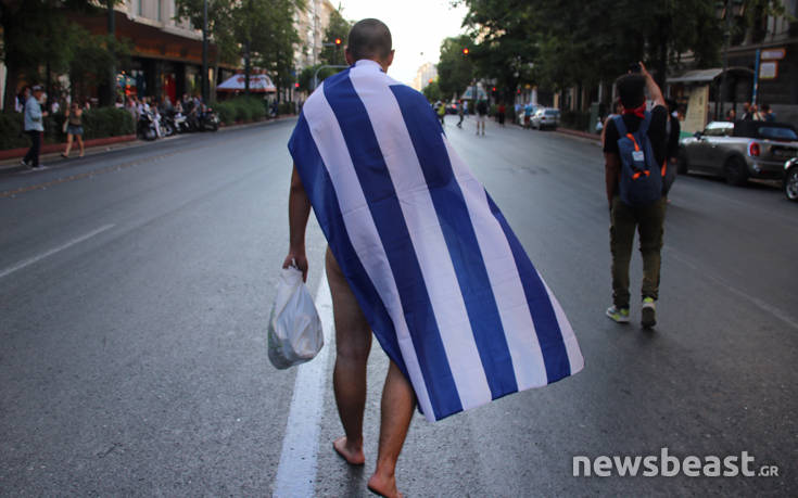 Athens Pride 2019: Ο γυμνός άνδρας που φοράει μόνο μια ελληνική σημαία