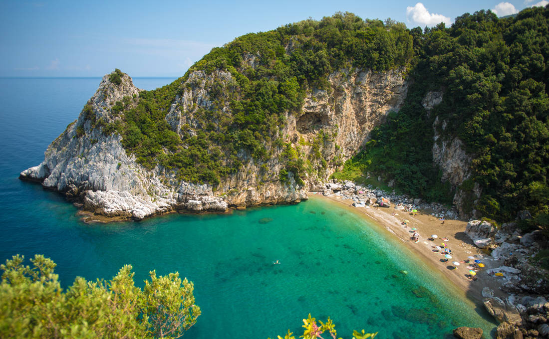 Καλοκαιρινές βουτιές σε ένα σκηνικό άγριας ομορφιάς