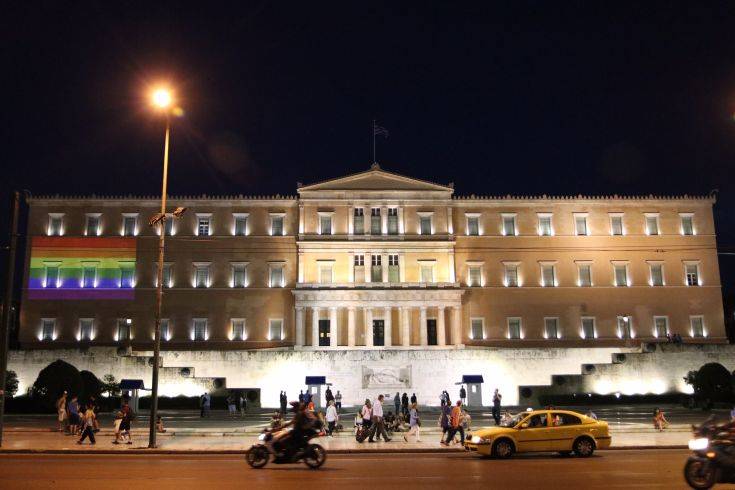 Athens Pride 2019: Η Βουλή φωτίστηκε με τα χρώματα της σημαίας ΛΟΑΤΚΙ