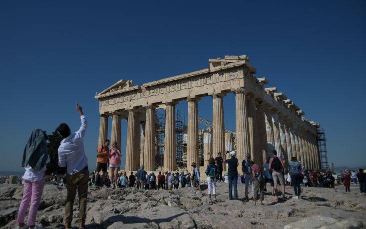 Γονείς σήκωσαν μαθητή στα χέρια για να επισκεφθεί την Ακρόπολη