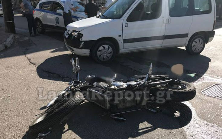 Τροχαίο ατύχημα στη Λαμία, αυτοκίνητο παρέσυρε μοτοσικλετιστή