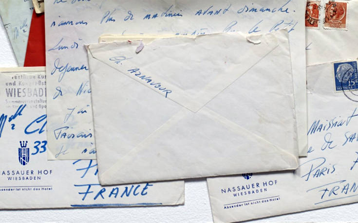 Η ερωτική αλληλογραφία του Σαρλ Αζναβούρ στο σφυρί