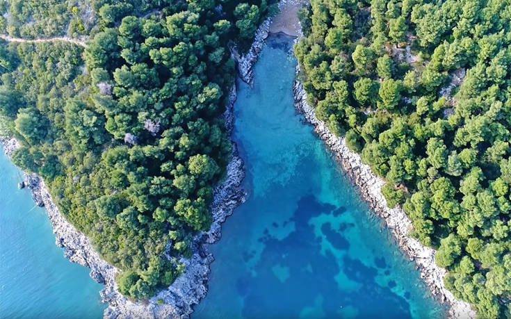 Μια παραλία πραγματικό διαμαντάκι στην Εύβοια