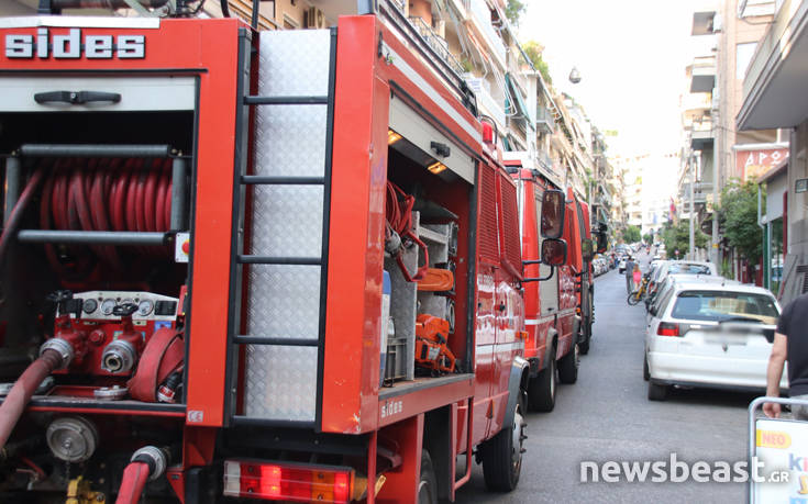 Φωτογραφίες και βίντεο από τη μεγάλη επιχείρηση για τη φωτιά σε καμινάδα στο Κουκάκι