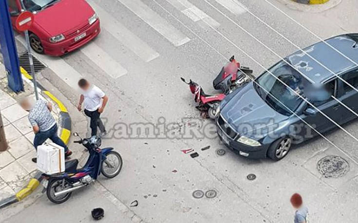 Οδηγός χτύπησε ντελιβερά και δεν σταμάτησε