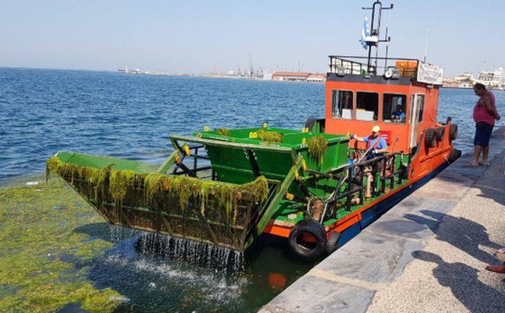 Δύο σκάφη καθαρίζουν από το πρωί την επιφάνεια του Θερμαϊκού