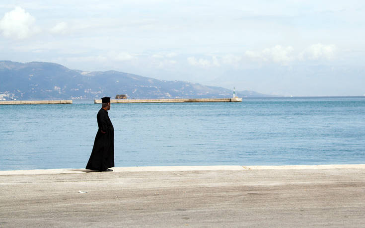 Τι απαντά ο ιερέας που πέταξε κέρματα σε βουλευτή στη Χίο