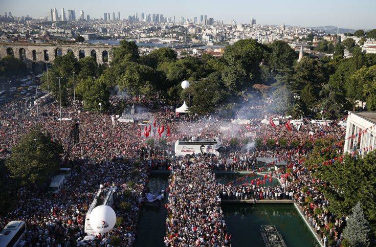 Κωνσταντινούπολη: Χιλιάδες στους δρόμους για την ορκωμοσία του νέου δημάρχου