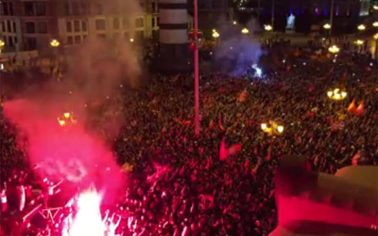 Χιλιάδες Σκοπιανοί τραγουδούσαν: «Ποτέ Βόρεια &#8211; Μόνο Μακεδονία»