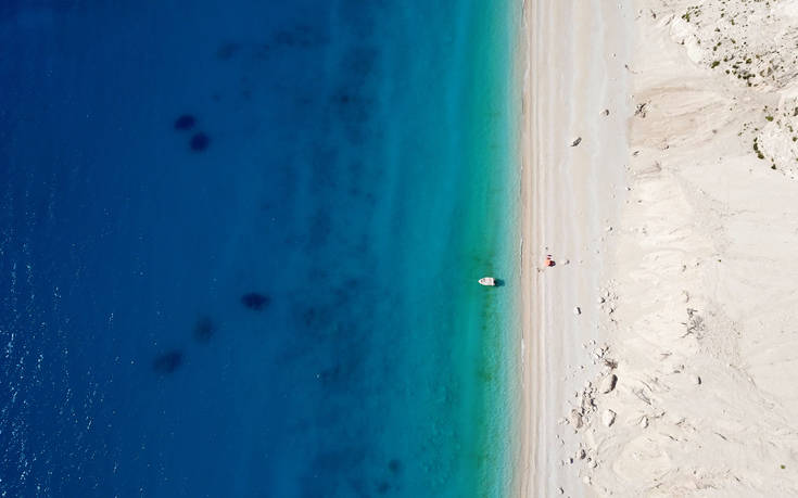 Μια ελληνική παραλία στα πιο «μπλε» σημεία του κόσμου