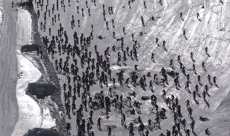 H στιγμή της τεράστιας καραμπόλας ποδηλατών σε αγώνα πάνω στον πάγο