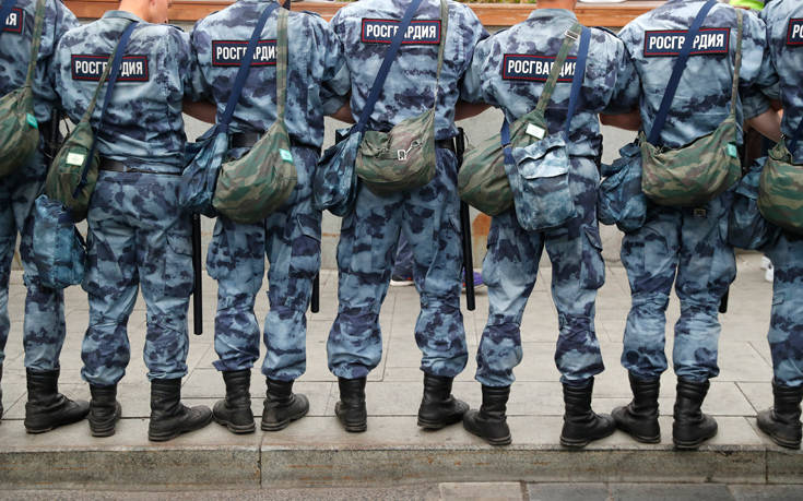 Η ρωσική αστυνομία συνέλαβε Τατάρους της Κριμαίας που διαδήλωναν στην Κόκκινη Πλατεία