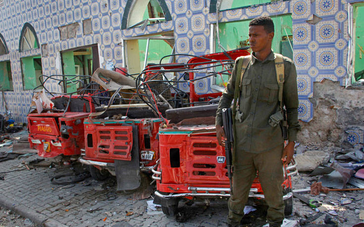 Ισχυρή έκρηξη έξω από ξενοδοχείο σε πόλη της Σομαλίας