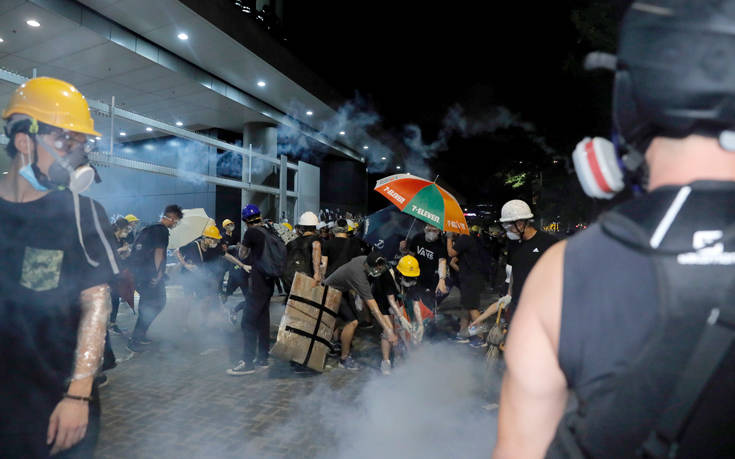 Δακρυγόνα εναντίον των διαδηλωτών εκτοξεύουν αστυνομικοί στο Χονγκ Κονγκ