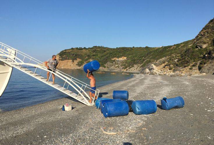 Πώς στη Σκιάθο προστατεύουν τα δάση από τη φωτιά με βαρέλια που ξεβράζει η θάλασσα