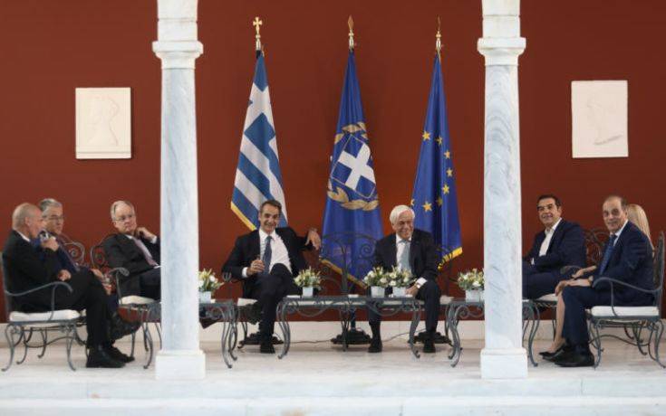 Ο Παυλόπουλος που έψαχνε τον Βαρουφάκη και ο πάγος που έσπασε με κουβέντα για τον καιρό