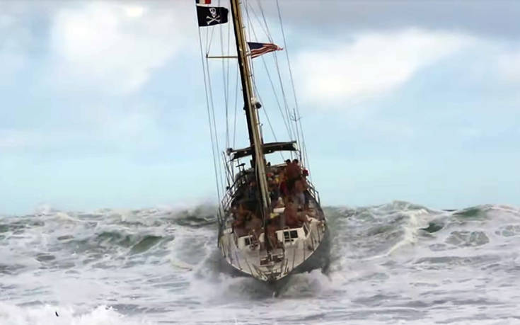 Καράβι μοιάζει να κάνει σέρφινγκ