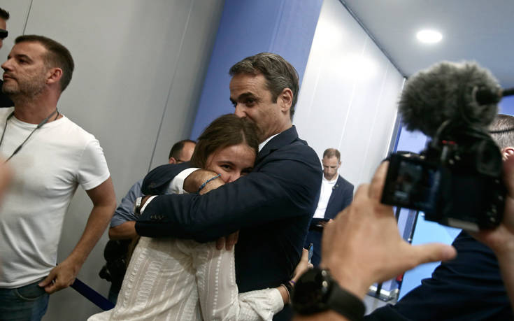 Εθνικές εκλογές 2019: Η τρυφερή αγκαλιά του Κυριάκου Μητσοτάκη στην κόρη του