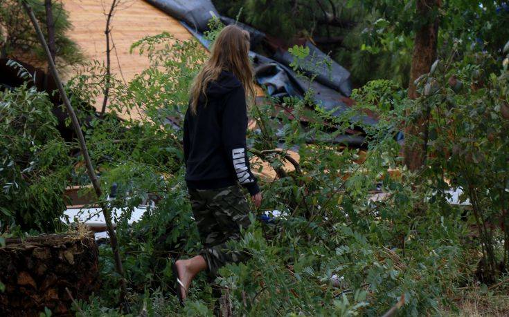 «Άρχισαν να φωνάζουν ότι υπάρχουν άνθρωποι κάτω από τα δέντρα»