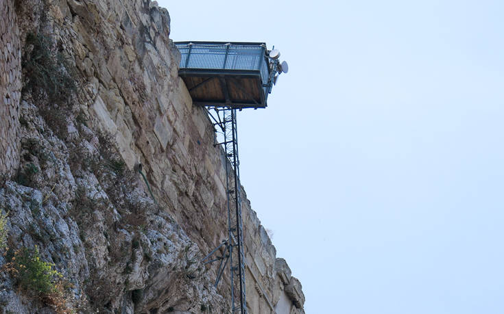 Βλάβη και πάλι στο αναβατόριο για τα αναπηρικά καροτσάκια στην Ακρόπολη