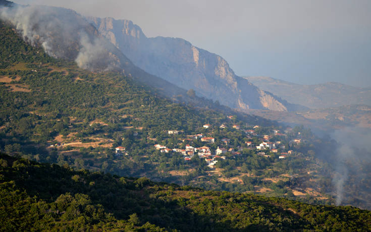 Φωτιά στην Εύβοια: Μακριά νύχτα για τα χωριά της Κύμης