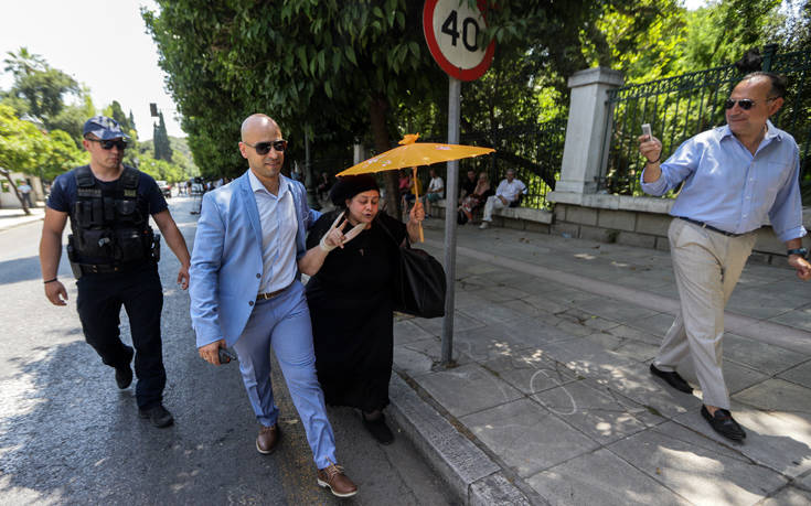 Η Ελένη Λουκά στο Μέγαρο Μαξίμου με πορτοκαλί ομπρέλα – Newsbeast