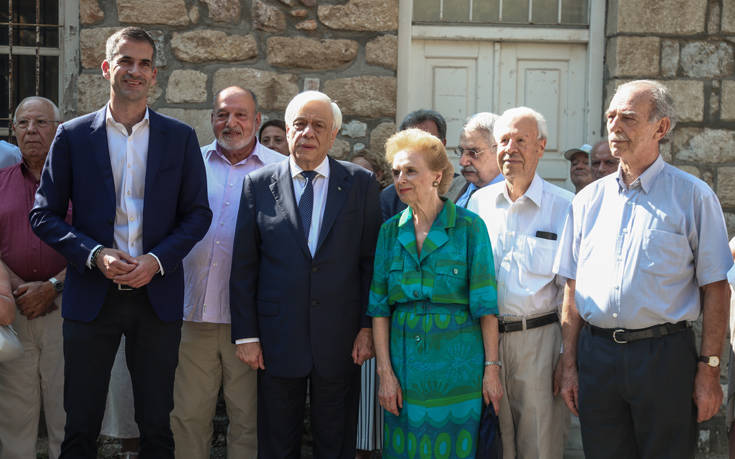 Ο Προκόπης Παυλόπουλος κατέθεσε στεφάνι στην προτομή του Σπύρου Μουστακλή