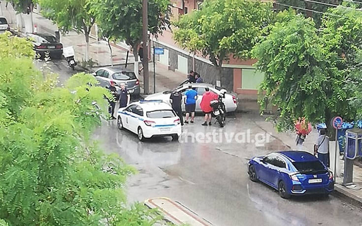 Θεσσαλονίκη: Άνδρας τραυμάτισε σοβαρά γυναίκα με τσεκούρι στη μέση του δρόμου