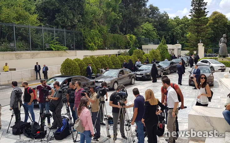Οι… λιμουζίνες που μετέφεραν τον Αρχιεπίσκοπο και τα μέλη της Ιεράς Συνόδου στη Βουλή