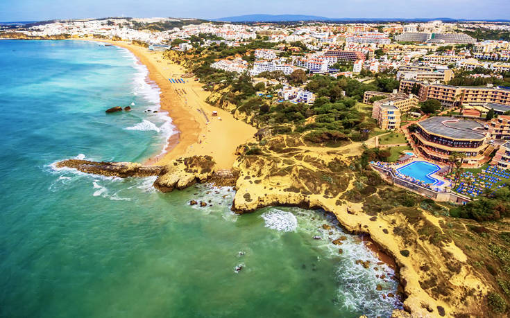 Το θέρετρο στην Πορτογαλία με τις 25 παραλίες