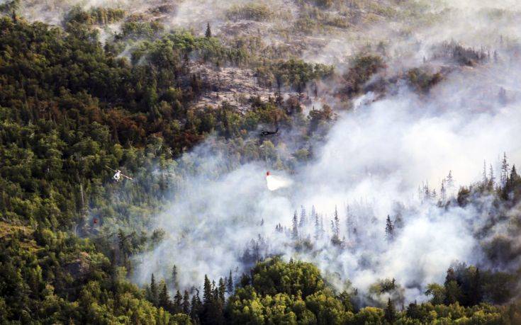 Φωτιές και λιώσιμο παγετώνων από τον καύσωνα στην Αλάσκα