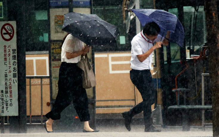 Μία νεκρή και χιλιάδες εκτοπισμένοι από τις σφοδρές βροχοπτώσεις στην Ιαπωνία