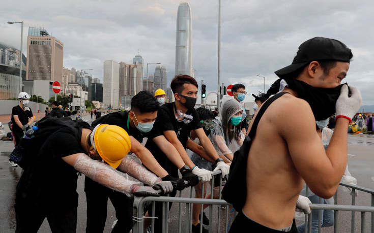 Αστυνομικοί κατά διαδηλωτών με ρόπαλα και δακρυγόνα στο Χονγκ Κονγκ