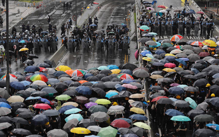 Διαδηλωτές συγκρούονται με την αστυνομία στο Χονγκ Κονγκ, απόπειρα να μπουν στο κοινοβούλιο