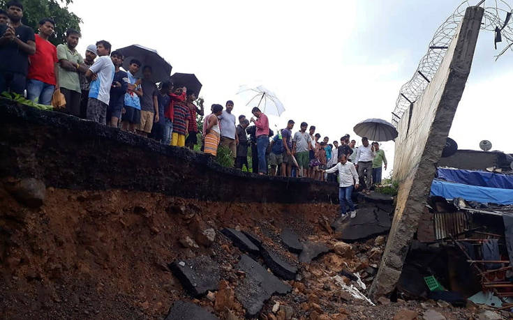 Τέσσερις νεκροί στην Ινδία από κατάρρευση τοίχου λόγω των πλημμυρών