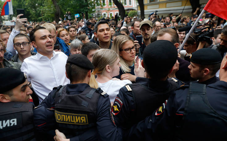 Συλλήψεις διαδηλωτών στη Μόσχα για την επέτειο 10 χρόνων από τη δολοφονία ακτιβίστριας