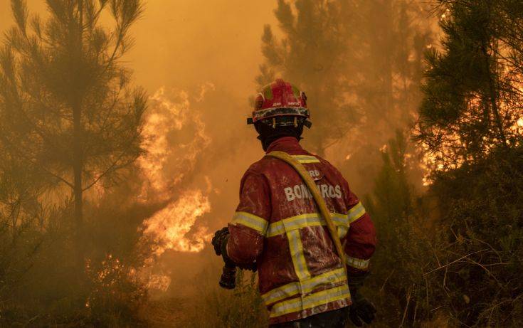 Στο έλεος των πυρκαγιών η Πορτογαλία, αναζωπυρώθηκαν οι εστίες λόγω των ανέμων