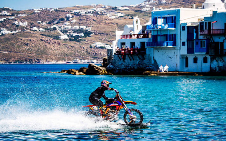O Robbie Maddison οδηγεί τη μοτοσυκλέτα του μέσα στη θάλασσα της Μυκόνου