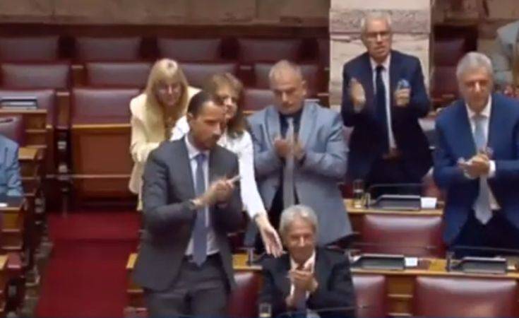 Το φιλικό σκούντημα σε βουλευτή της Ελληνικής Λύσης για να σηκωθεί να χειροκροτήσει