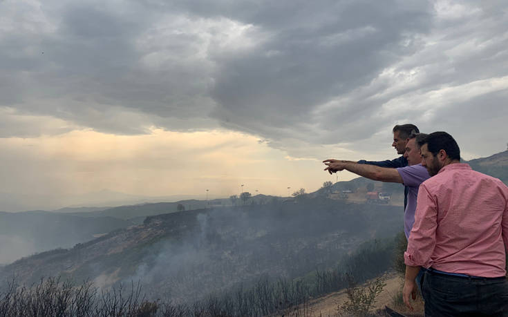 Φωτιά στη Δίρβη Φθιώτιδας: Στο χωριό ο Κώστας Μπακογιάννης