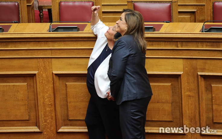 Η Ντόρα Μπακογιάννη σε θερμό τετ-α-τετ με τη Λιάνα Κανέλλη στη Βουλή