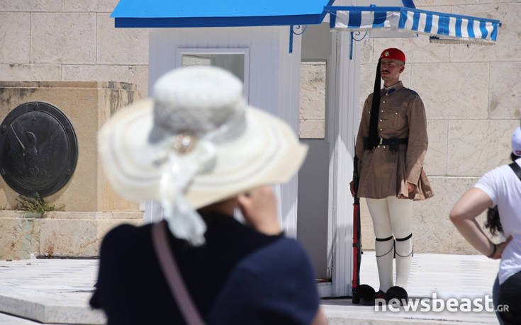 Καύσωνας στην Αθήνα: Δείτε φωτογραφίες από το κέντρο της πόλης