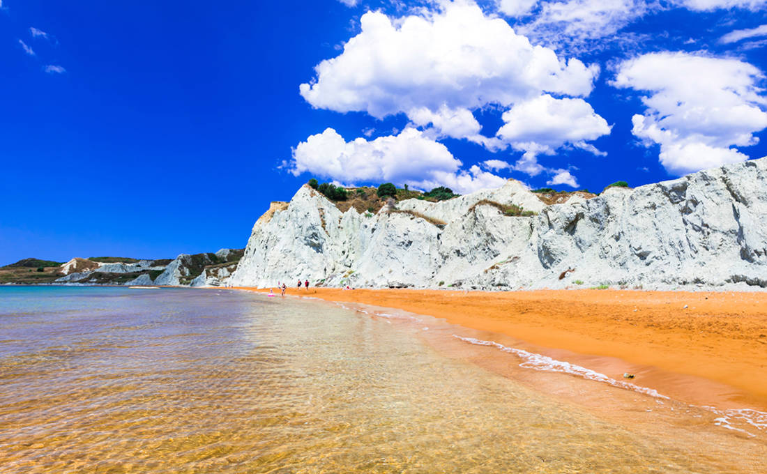 Η ονειρική παραλία στην Κεφαλονιά με την πορτοκαλί άμμο