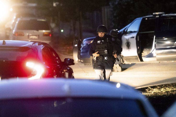 Εικόνες χάους και τρεις νεκροί από τους πυροβολισμούς στην Καλιφόρνια